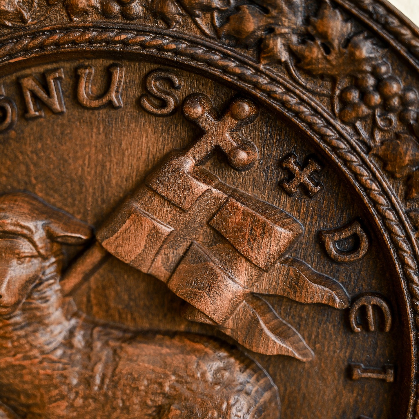 Round Wood Carving,Passover Lamb Round wood carving,home decoration tabletop arrangement